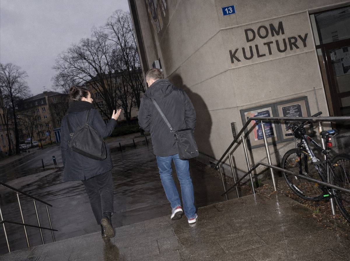 Dwie osoby rozmawiają wychodząc po zajęciach, pierwszy krok do spotkania poza kontekstem