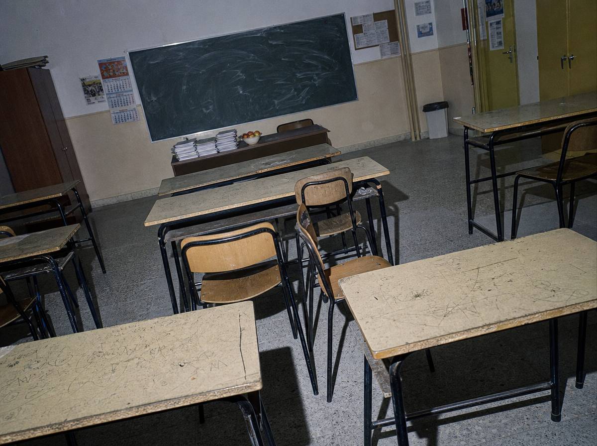 Pusta klasa z ławkami i miską owoców na katedrze, edukacyjne zastosowanie wiedzy o potrzebach