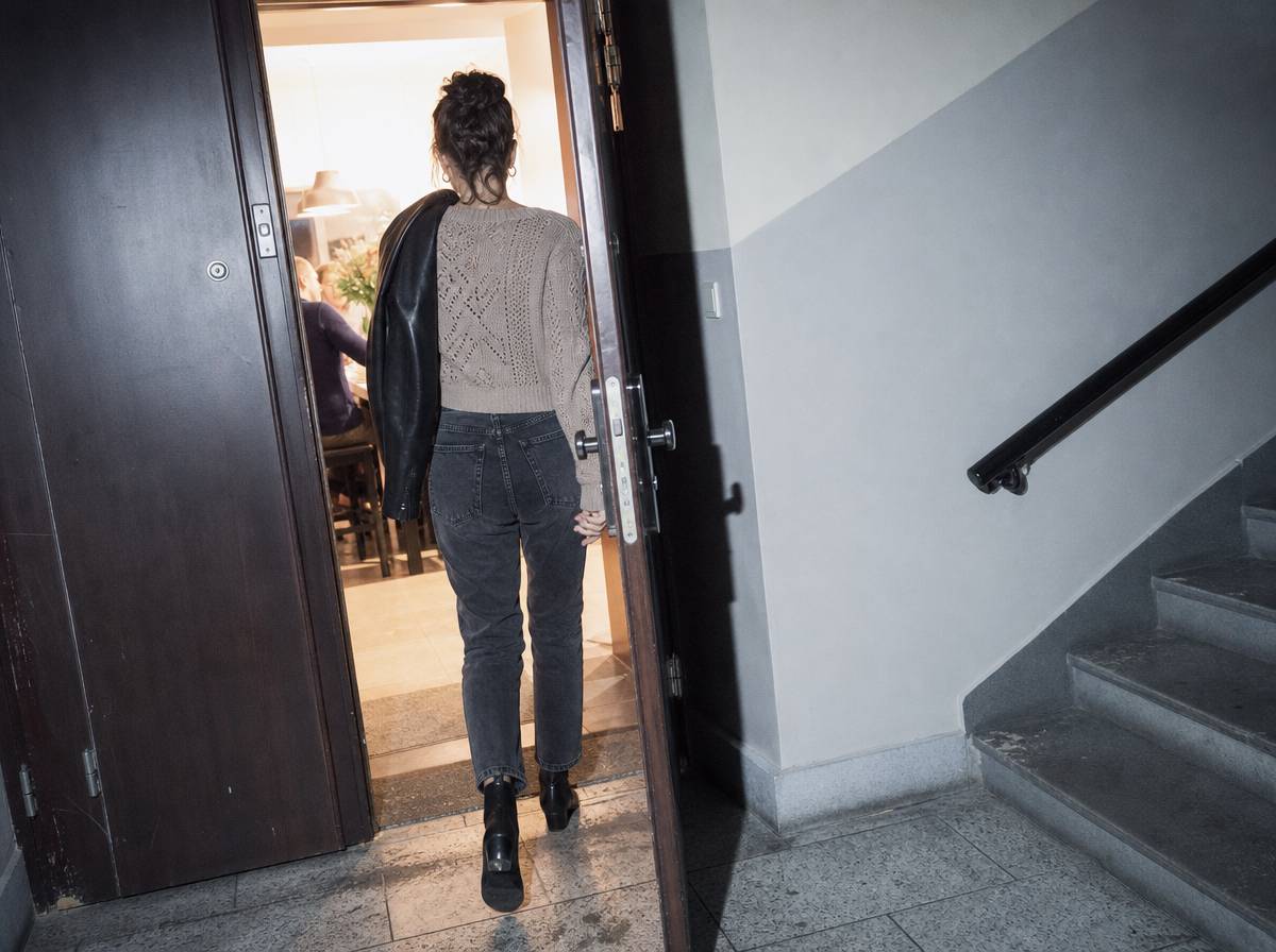 Kobieta wychodzi z mieszkania w trakcie spotkania — typowa sytuacja rozpoznawcza wysokiej wrażliwości